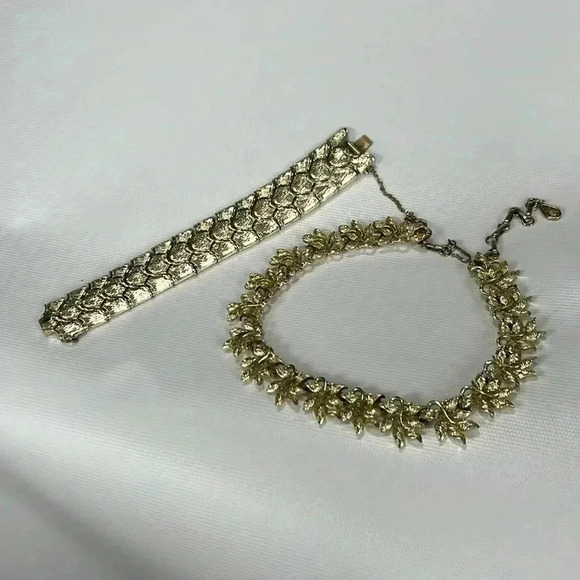 Vintage signed Coro Parure Necklace Bracelet Set rare collectible - Picture 3 of 9